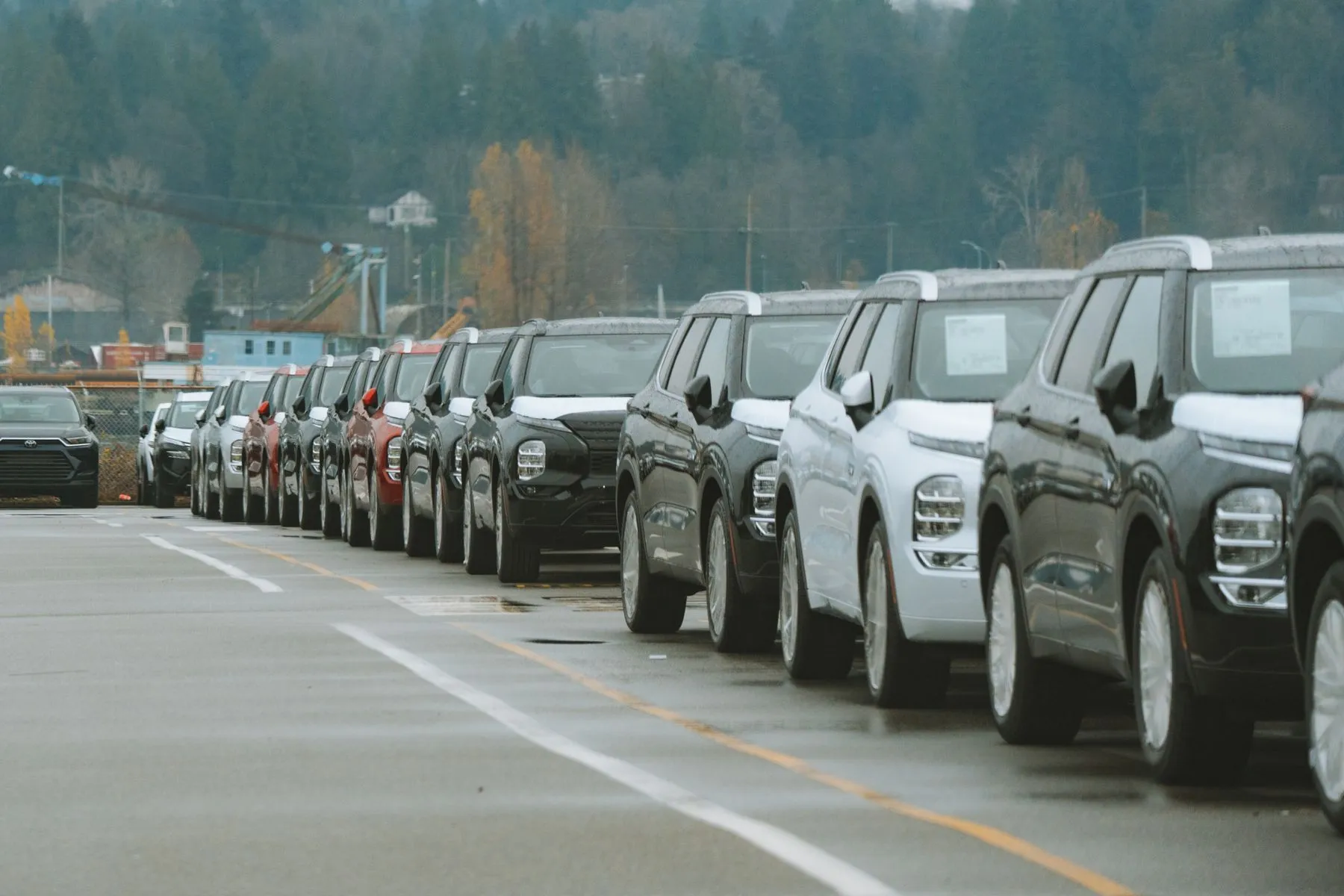 Fila de camionetas y SUV estacionados en una playa de autos