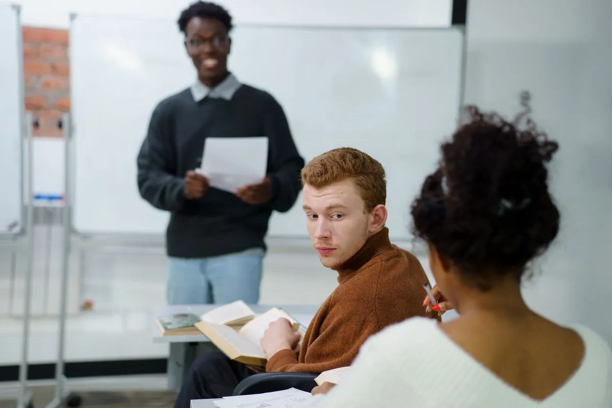 Alumnos participando en una clase frente a la pizarra