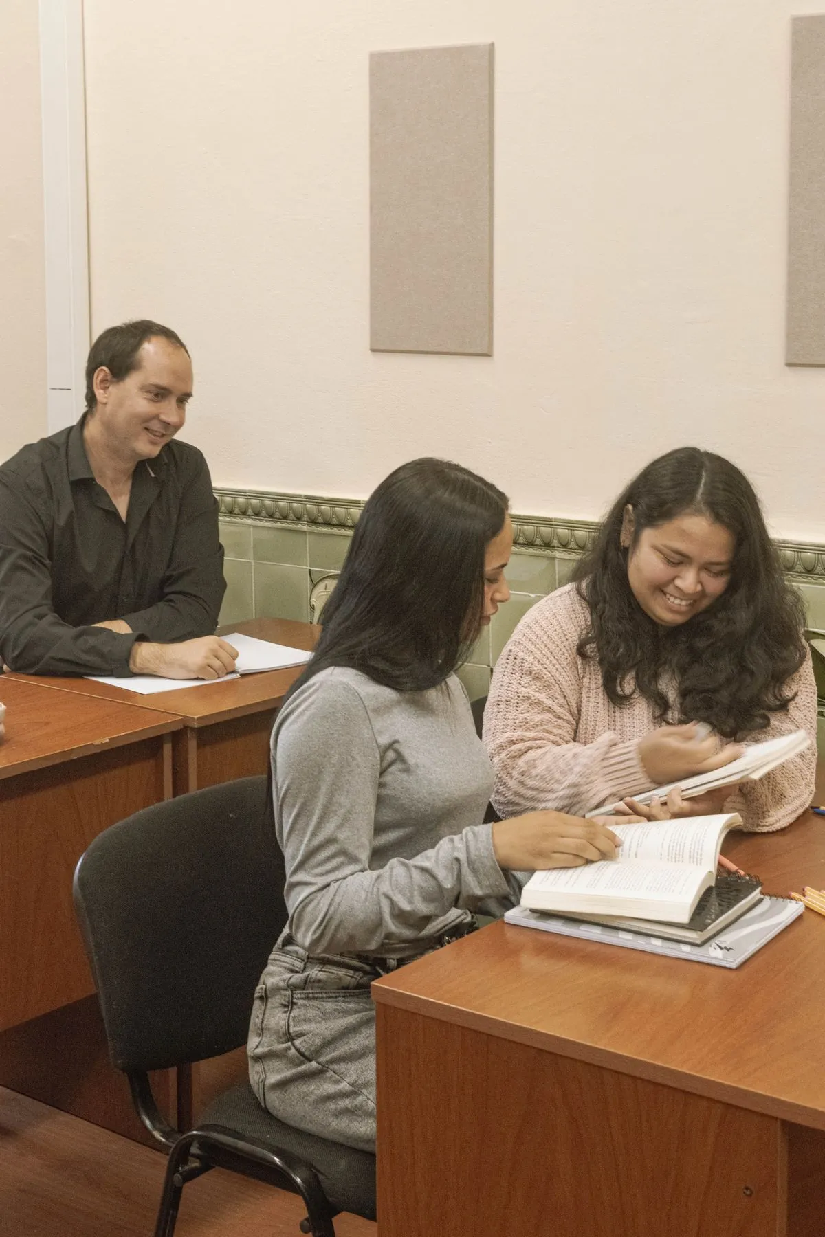 Grupo de alumnos adultos estudiando con su profesor