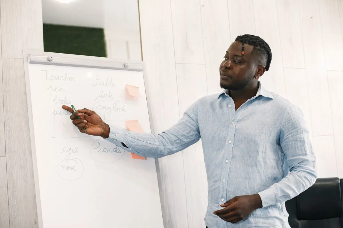 Profesor explicando vocabulario en un rotafolio