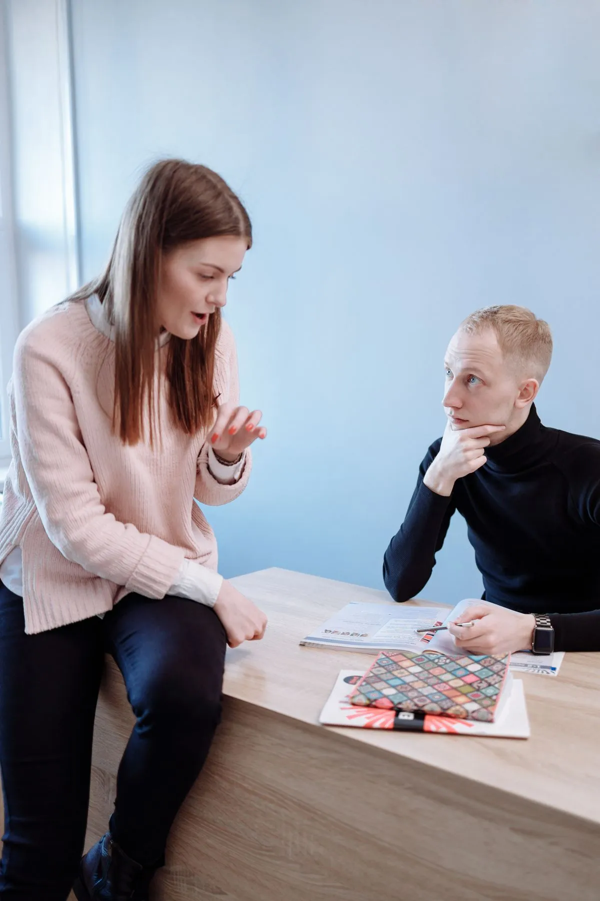 Profesora y alumno conversando durante una clase particular