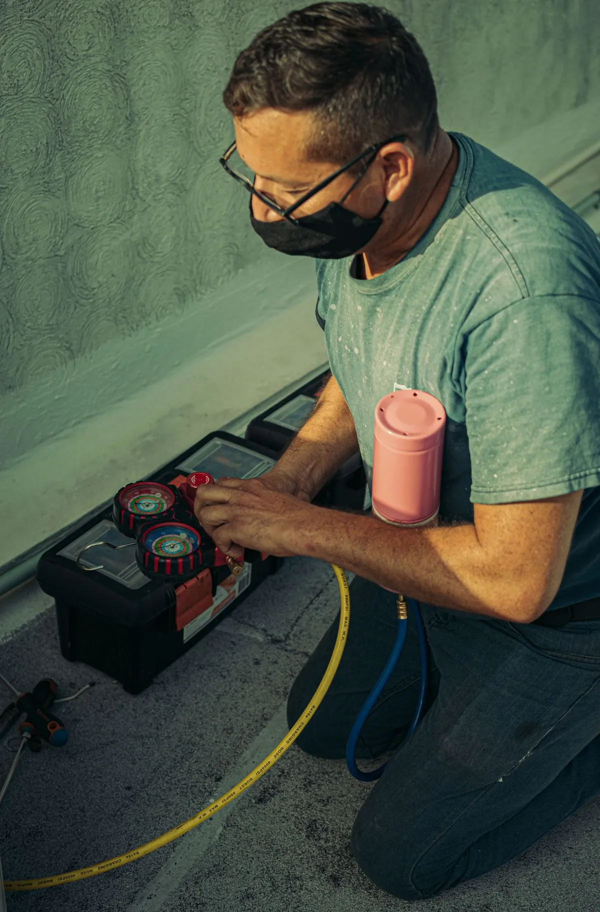 Técnico midiendo presión de gas con manómetros junto al equipo