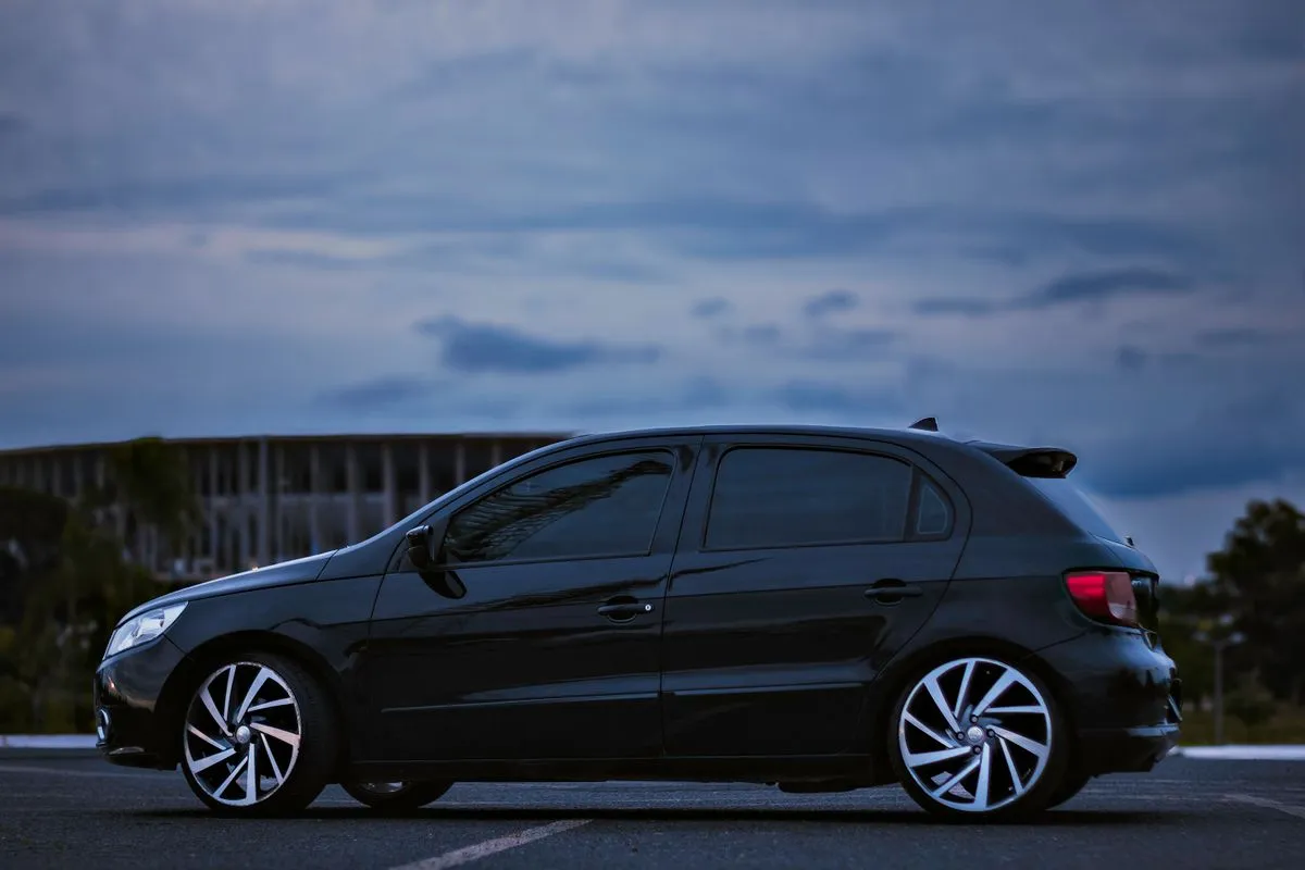 Volkswagen Gol negro estacionado, vista lateral