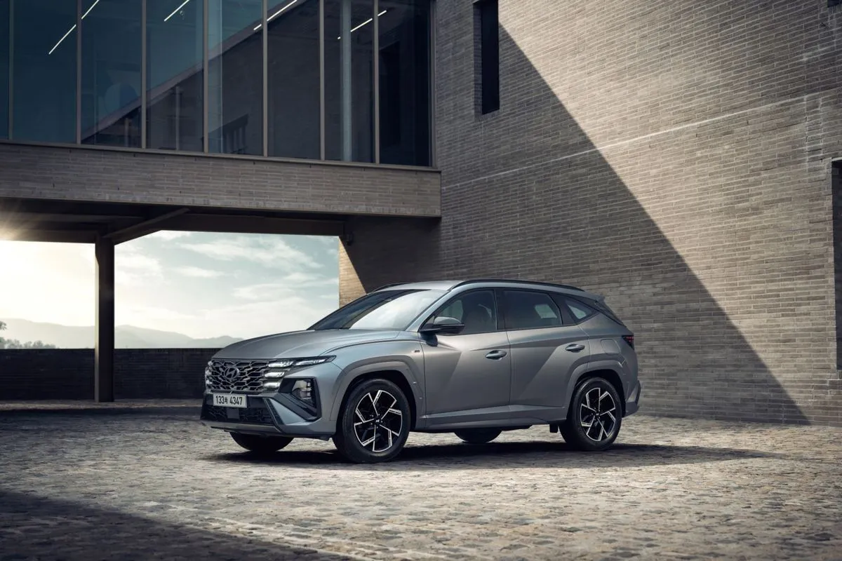 Hyundai Tucson gris estacionado frente a un edificio