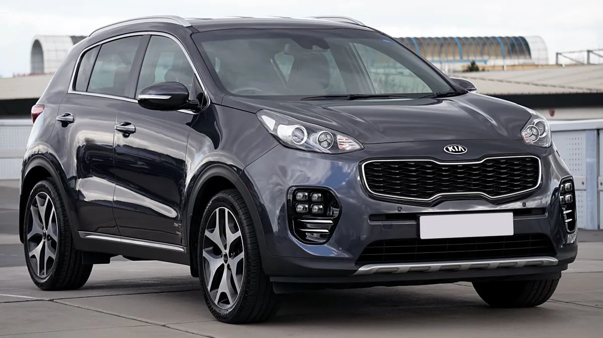 Kia Sportage gris estacionado, vista frontal