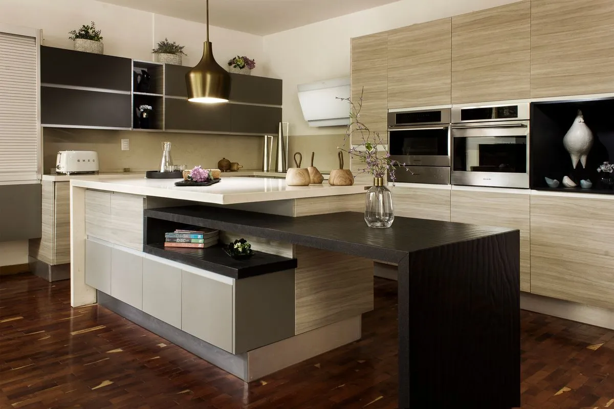 Cocina con muebles en melamina color madera y blanco, con isla