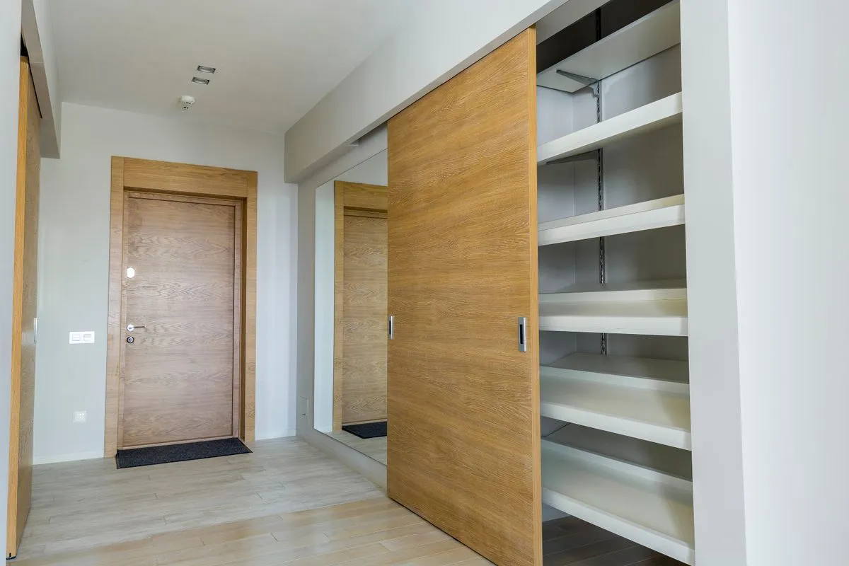 Placar empotrado con puerta corrediza de madera y estantes