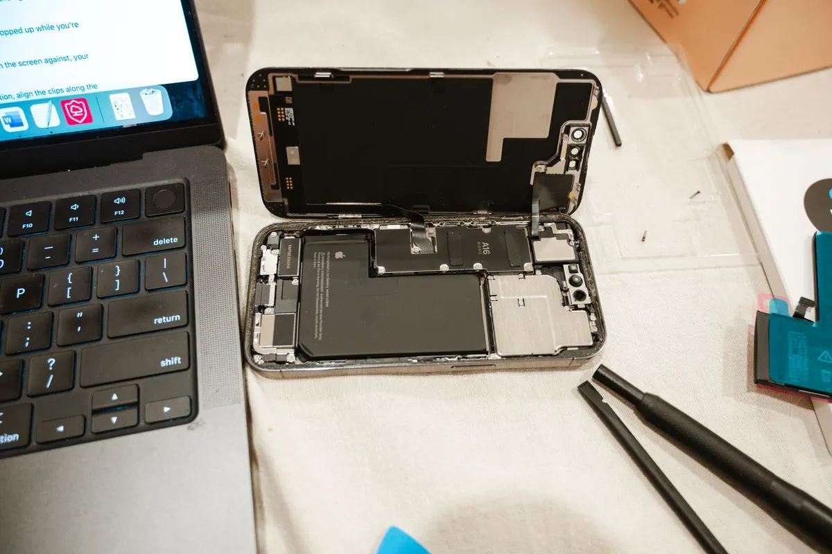 iPhone abierto con herramientas para el cambio de batería