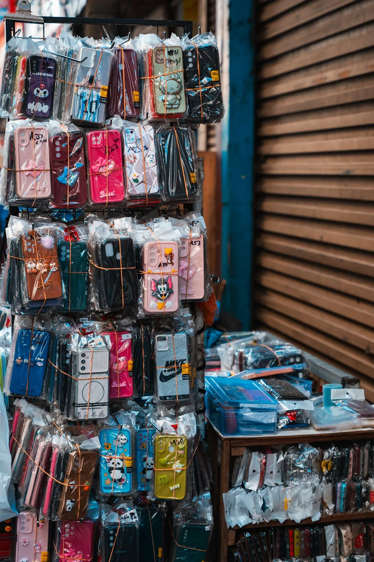 Exhibidor con fundas y accesorios para celulares
