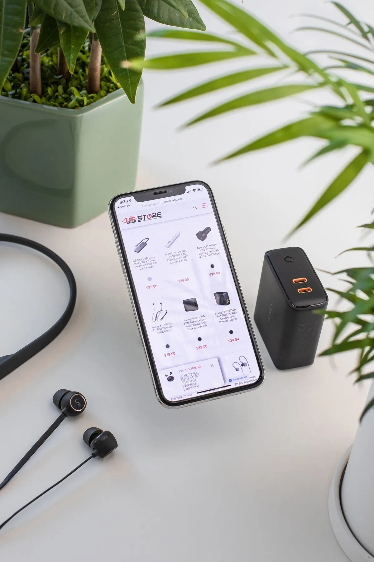 Celular con cargador rápido y auriculares sobre una mesa