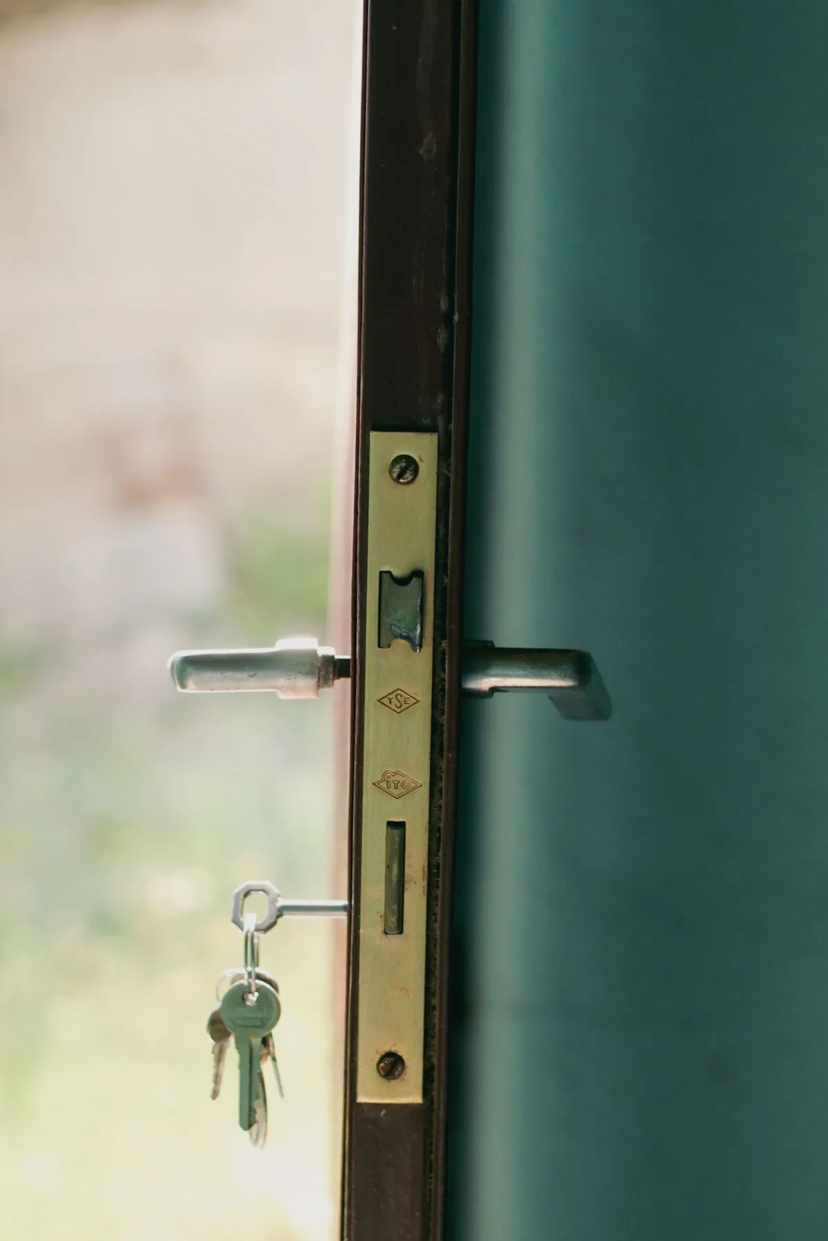 Cerradura embutida en el canto de una puerta, con llaves
