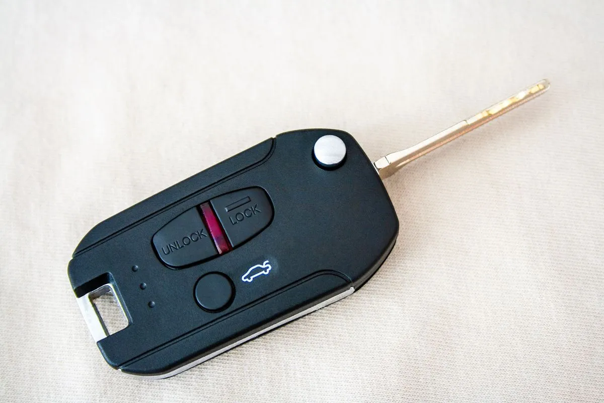 Llave de auto con control remoto y hoja plegable