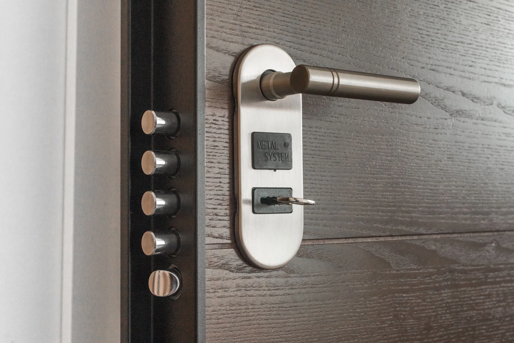 Cerradura de seguridad multipunto con llave puesta en una puerta