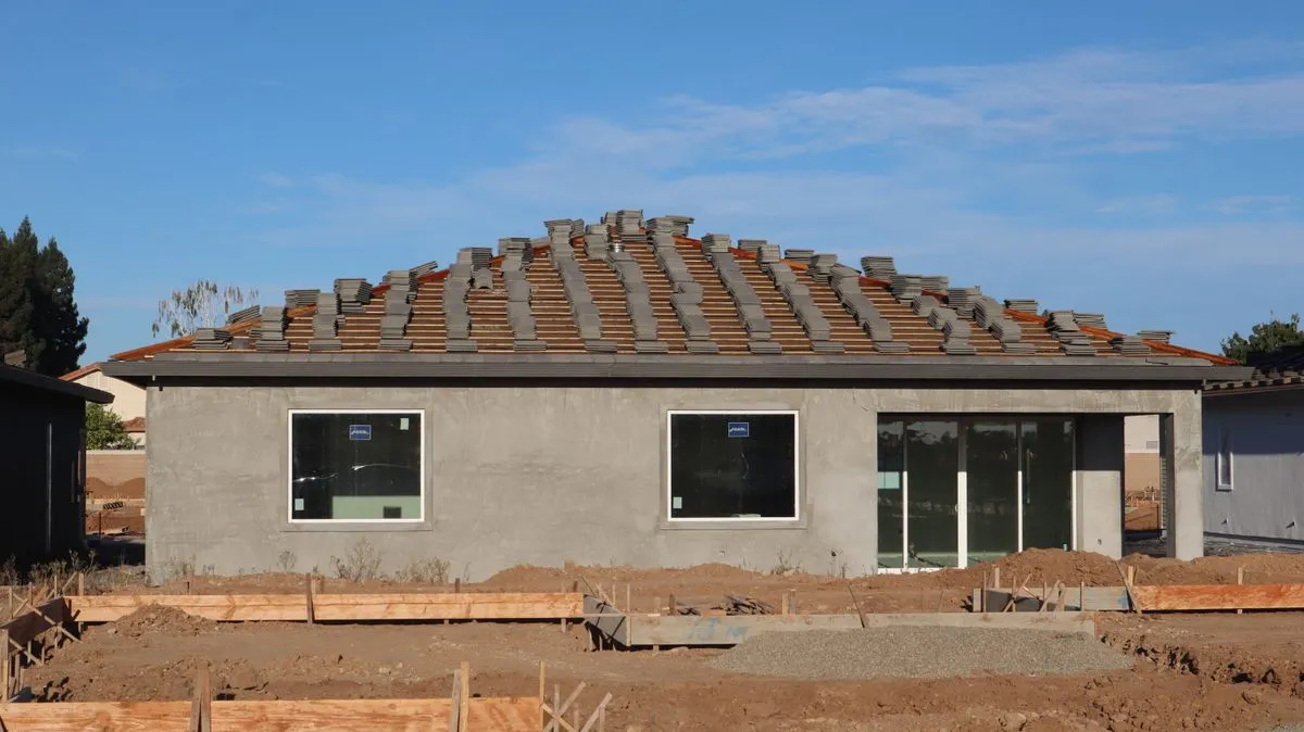 Casa de una planta casi terminada con techo de tejas