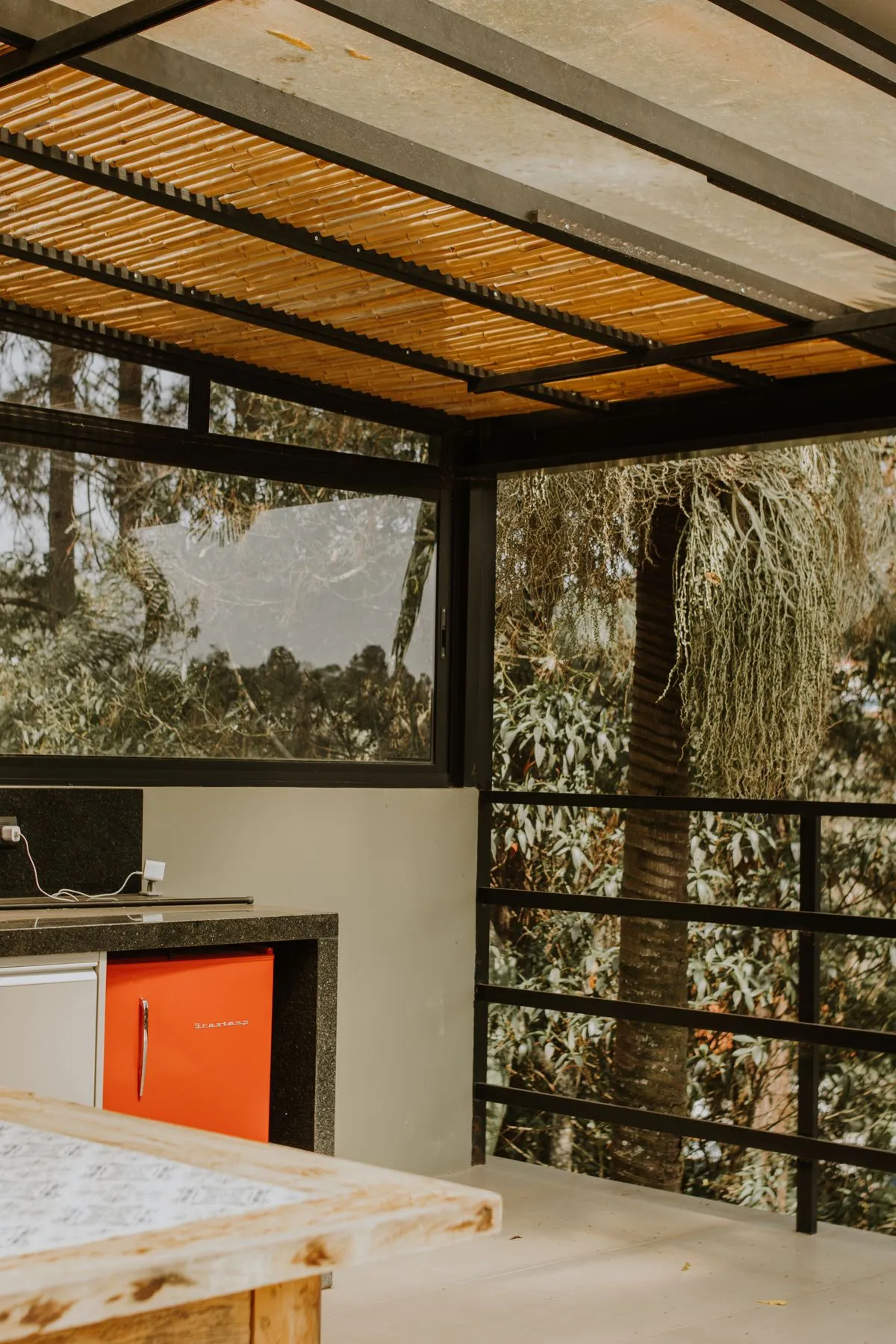 Quincho techado con mesada y vista al jardín
