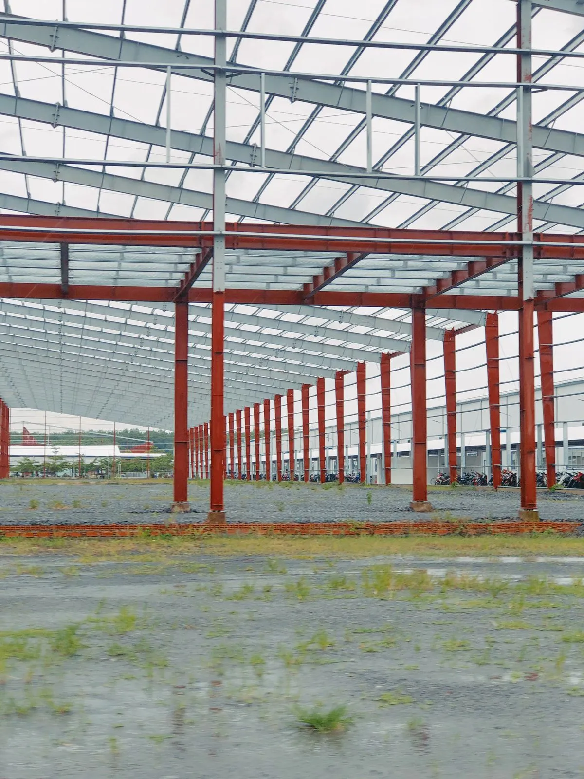 Estructura metálica de un tinglado en construcción