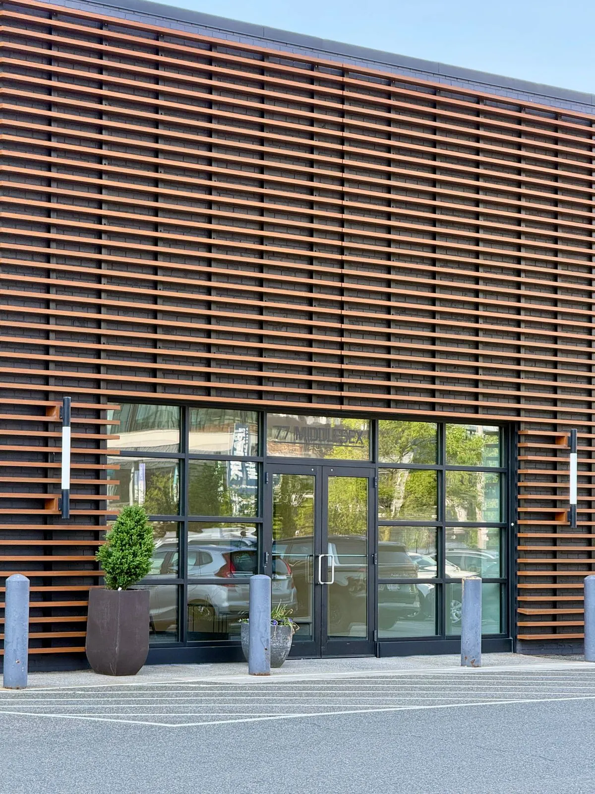 Fachada de local comercial nuevo con puertas de vidrio