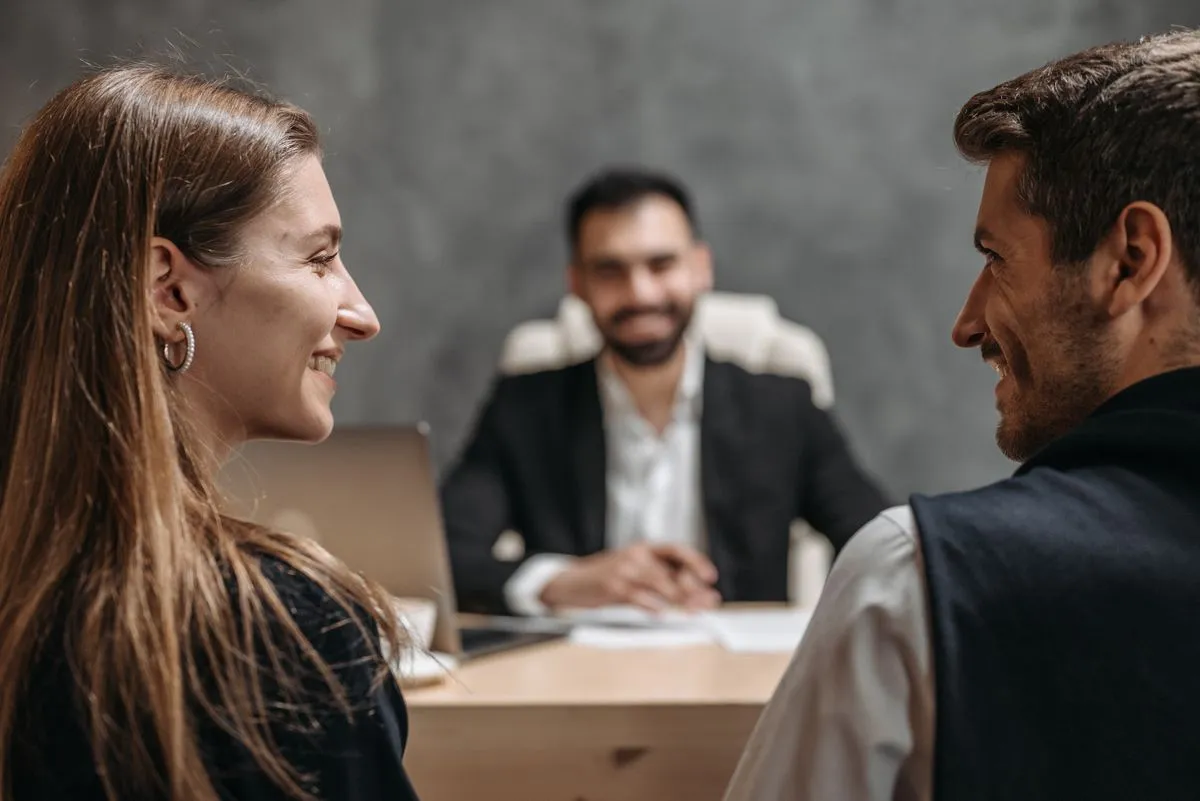 Reunión amable entre un asesor y sus clientes en la oficina