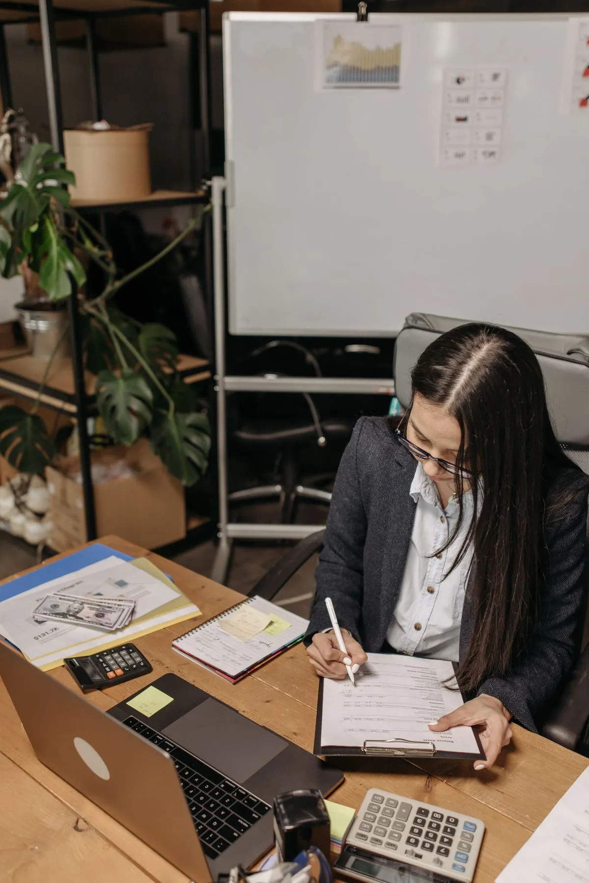 Mujer revisando planillas en su escritorio de oficina