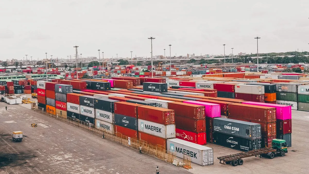 Patio de contenedores de distintas navieras en un puerto