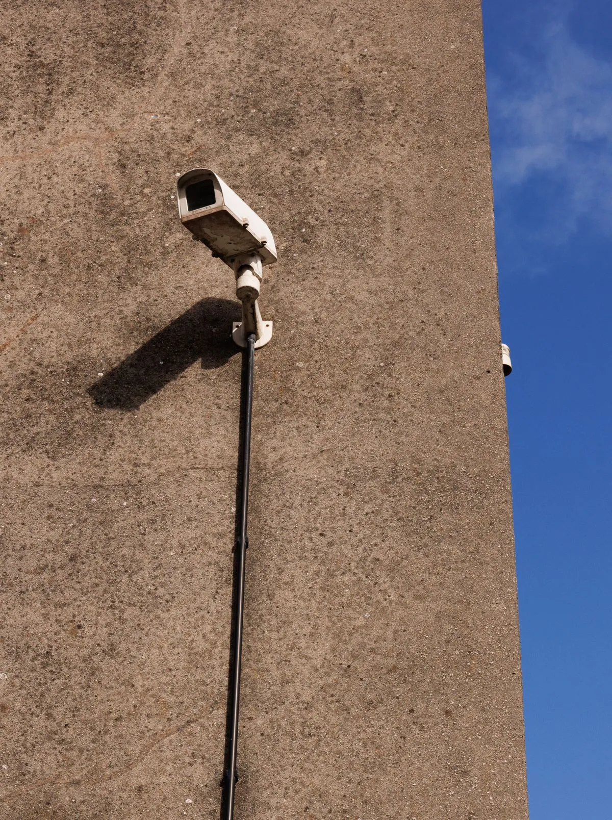 Cámara de seguridad instalada en una pared exterior