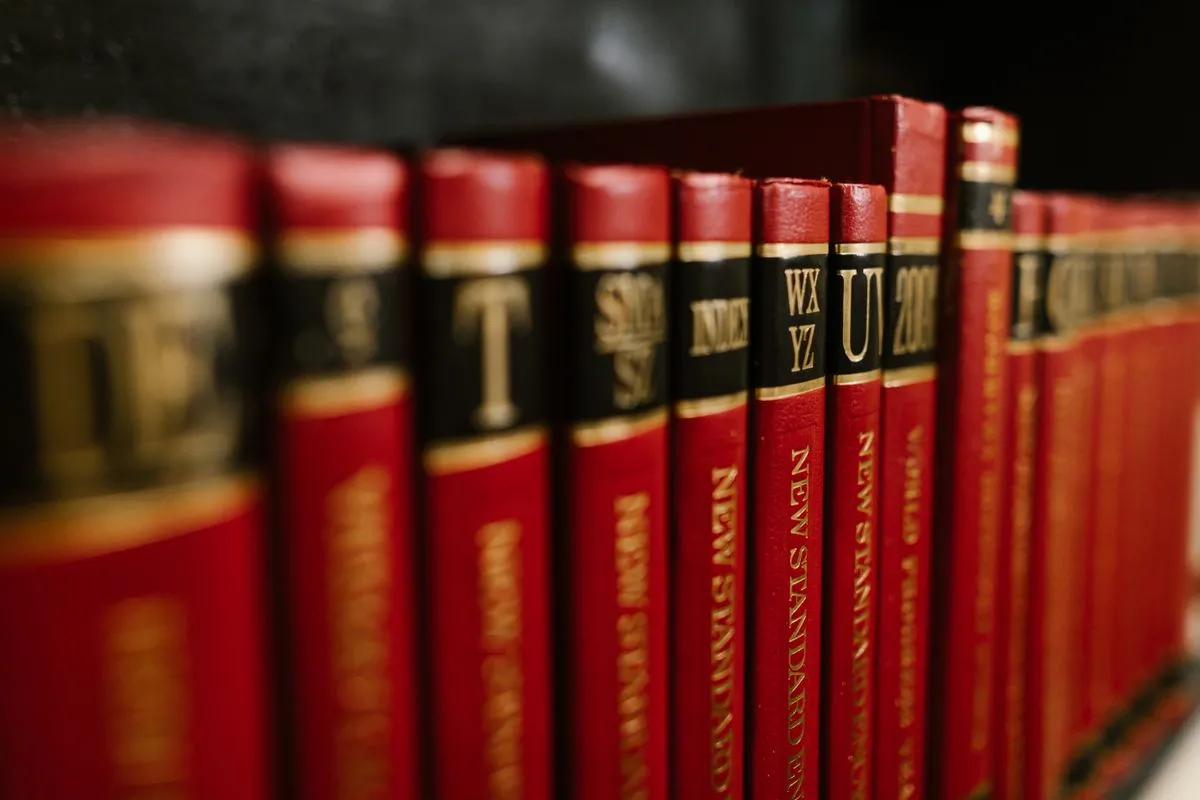 Hilera de libros de derecho encuadernados en rojo