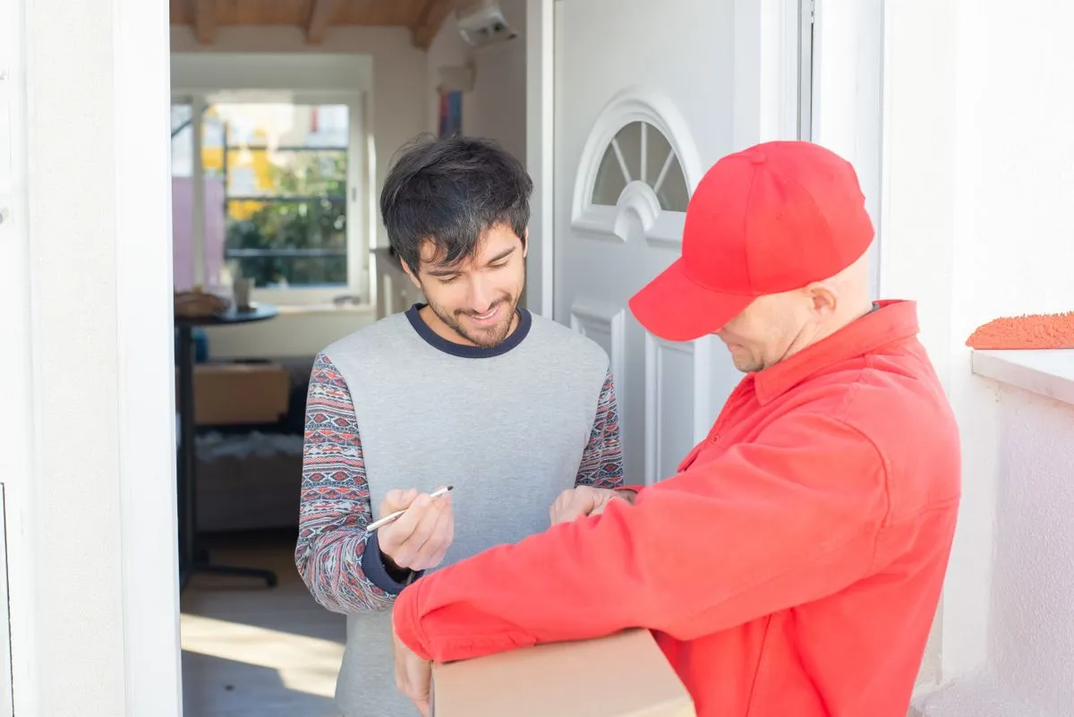 Repartidor entregando un pedido en la puerta de una casa
