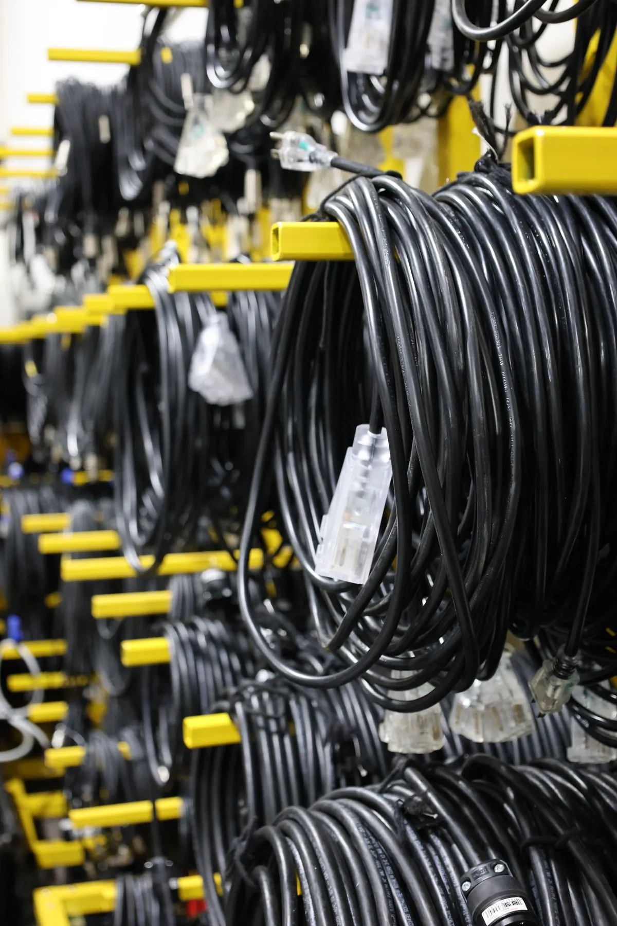 Rollos de cable eléctrico colgados en exhibidor