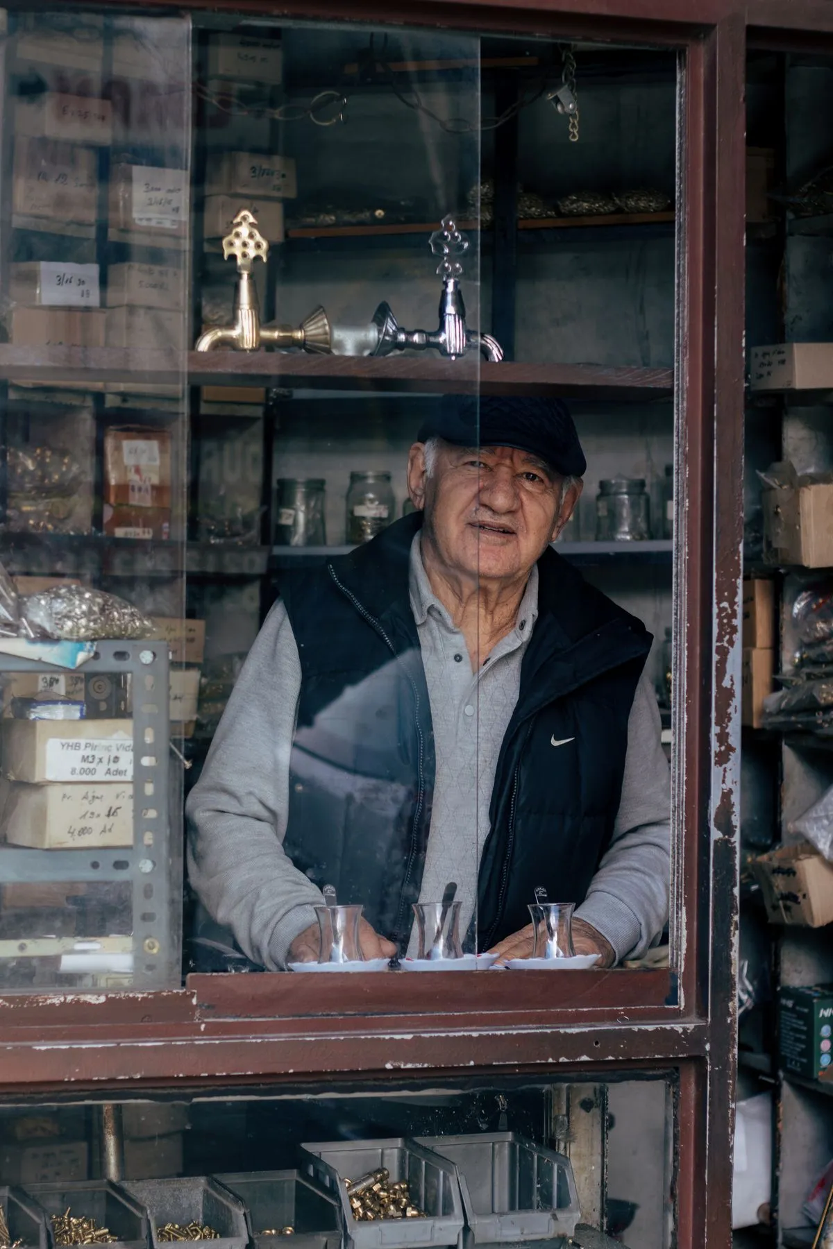 Ferretero atendiendo detrás del mostrador del local