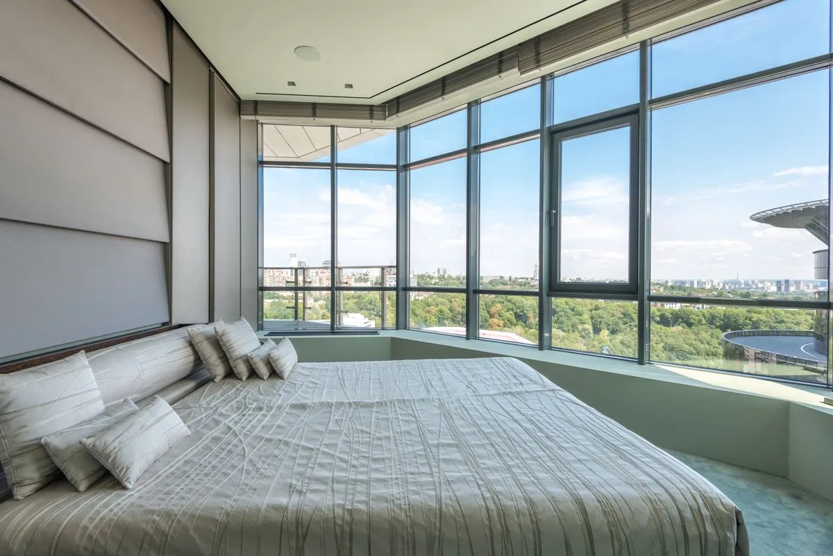 Habitación doble con cama amplia y ventanales luminosos