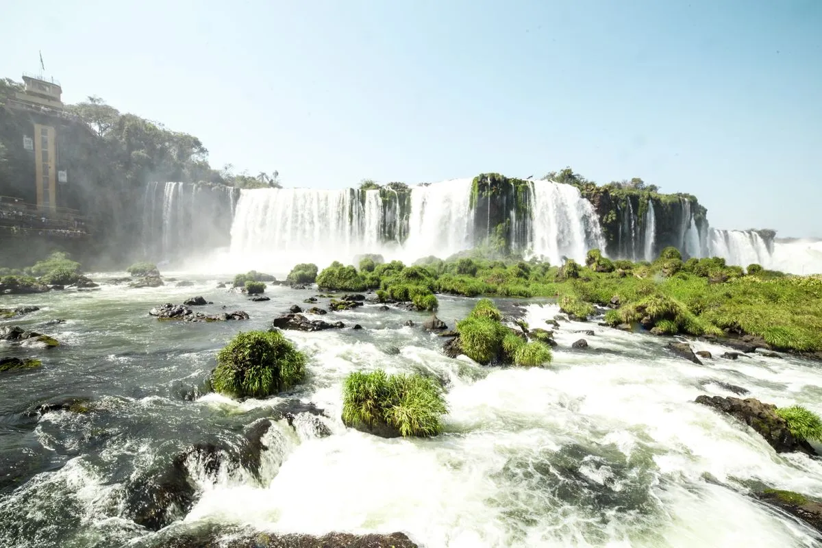 Saltos de las Cataratas del Iguazú rodeados de selva