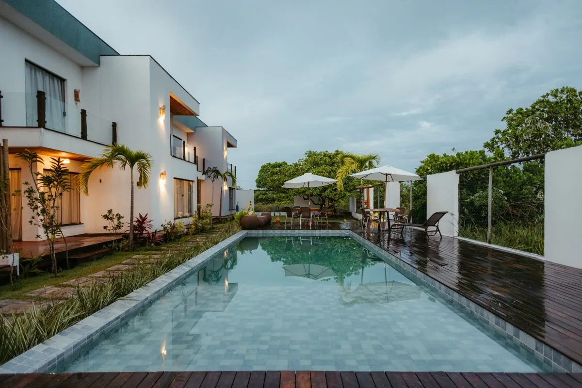Casa con piscina, deck de madera y patio con jardín