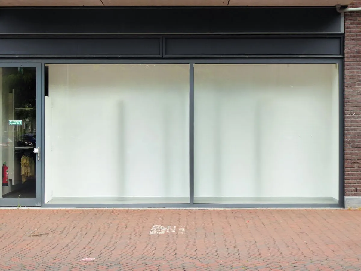Local comercial vacío con vidriera amplia sobre la vereda