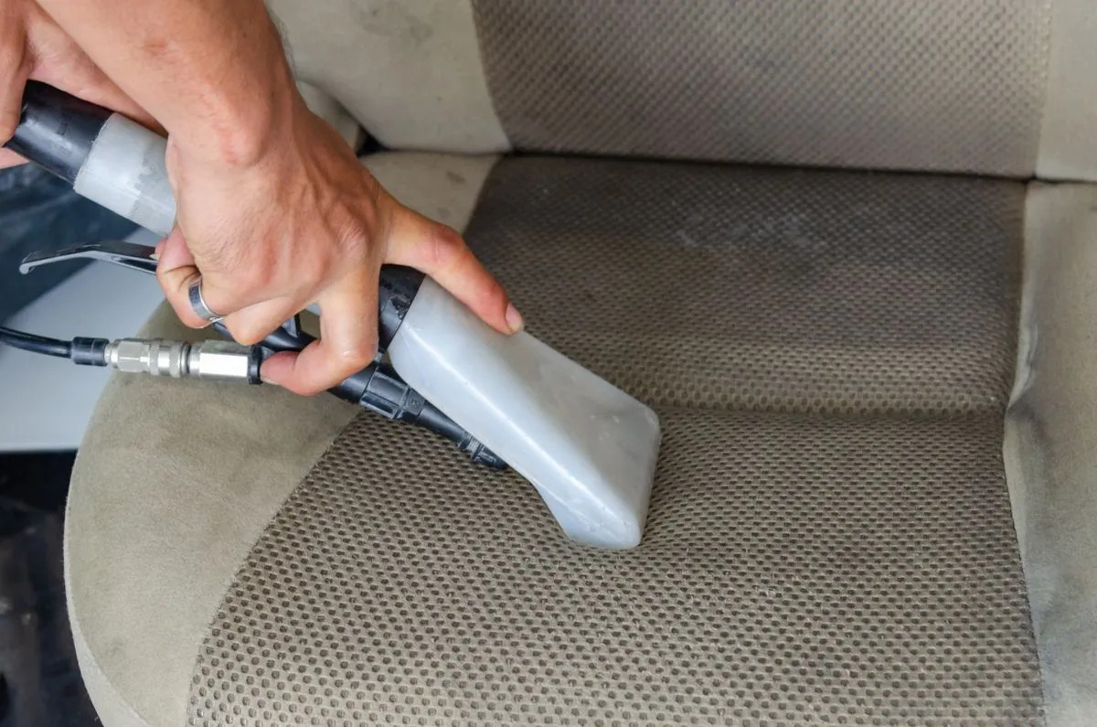 Limpieza de un asiento de tela con aspiradora de tapizados
