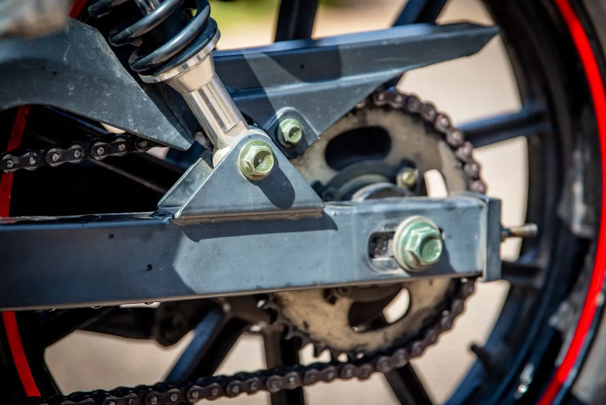 Cadena y corona de la transmisión de una moto