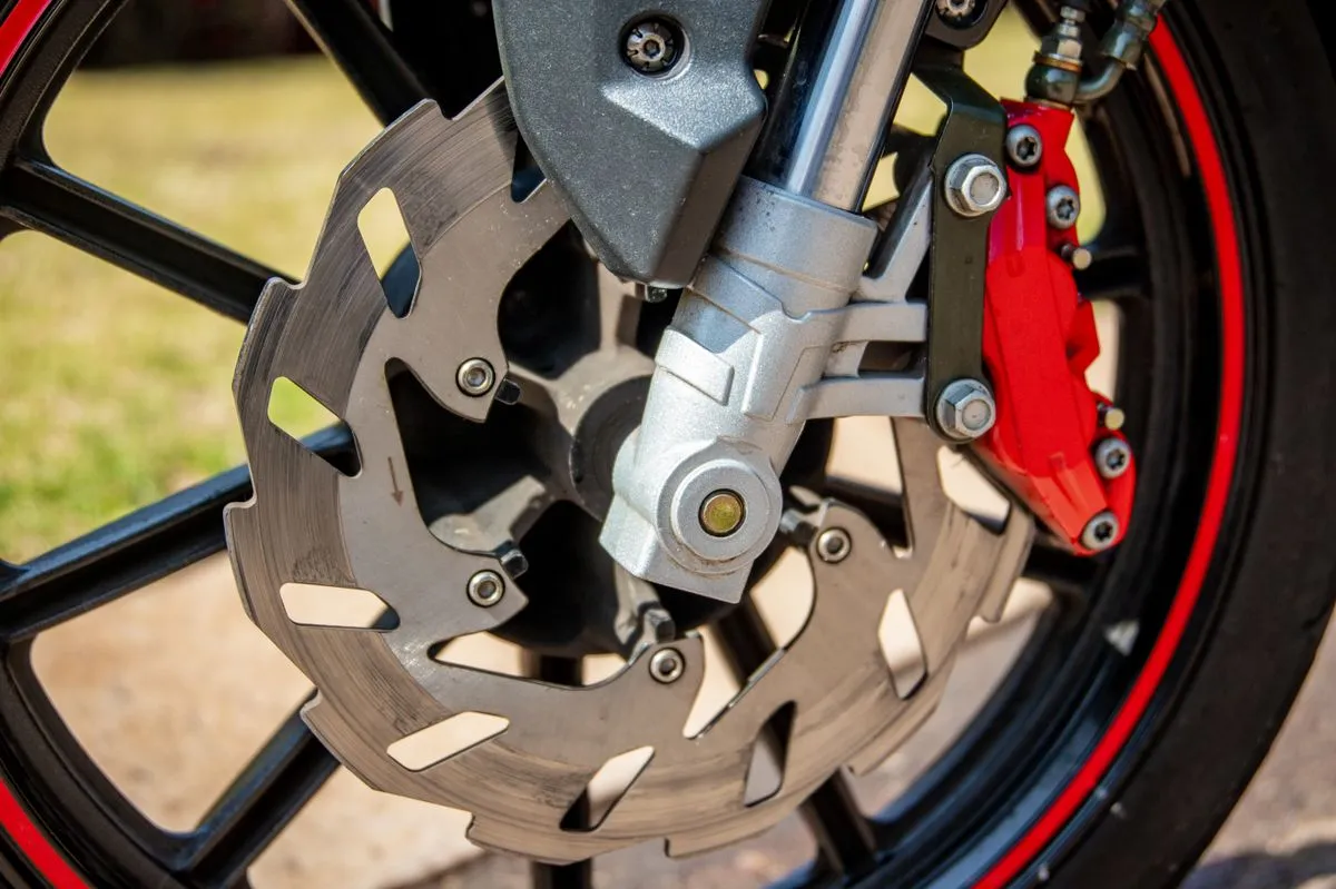 Disco de freno y caliper rojo de una moto