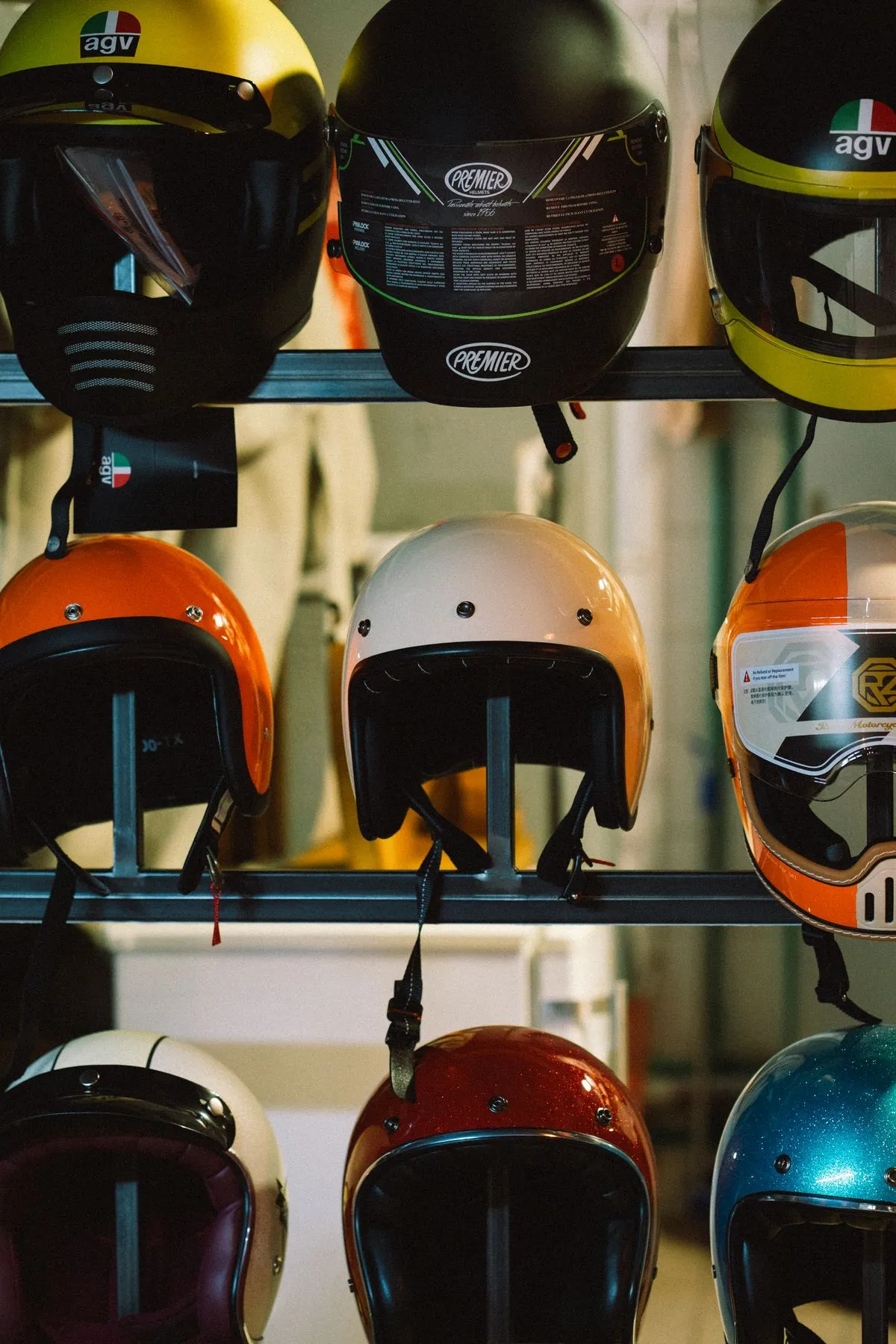 Cascos de colores exhibidos en un estante