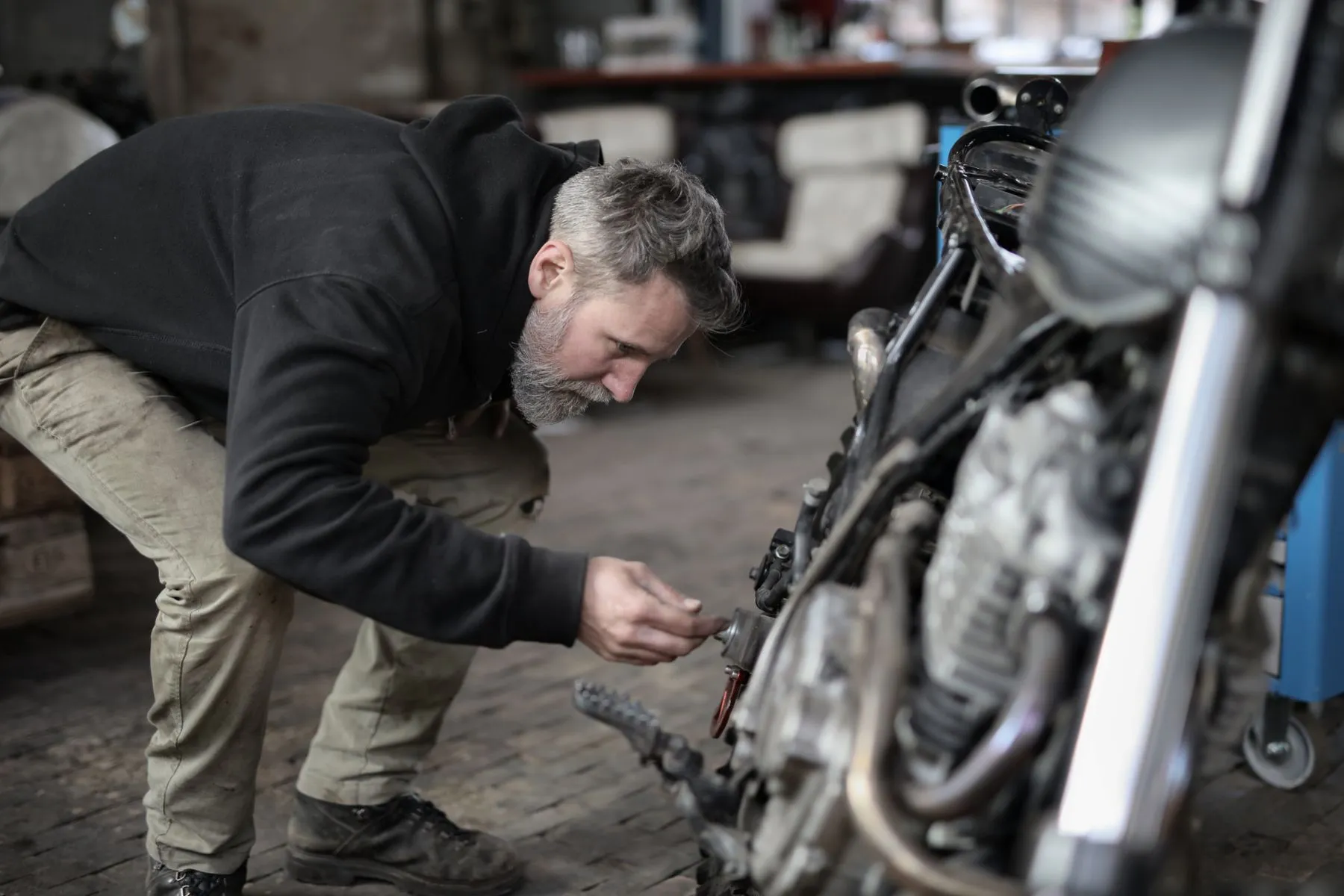 Mecánico revisando una moto en el taller