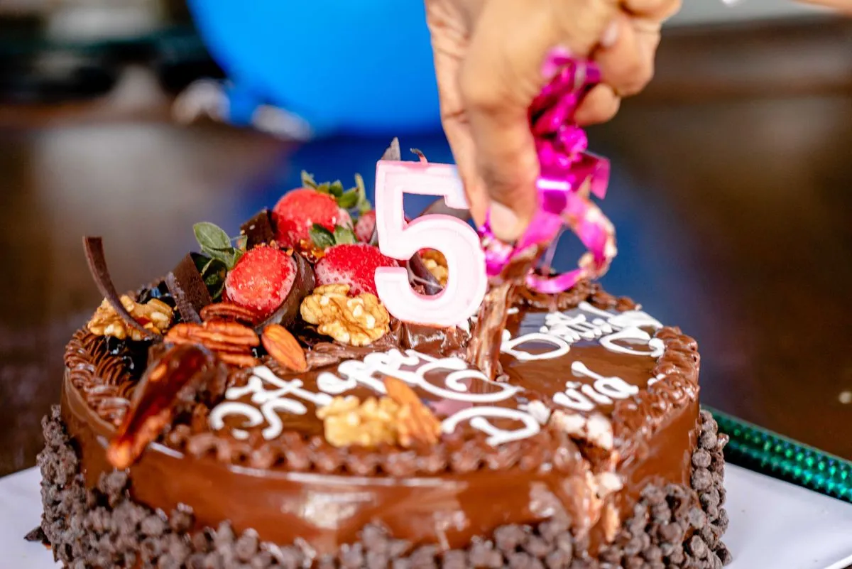 Torta de chocolate decorada con un número 5 de cumpleaños