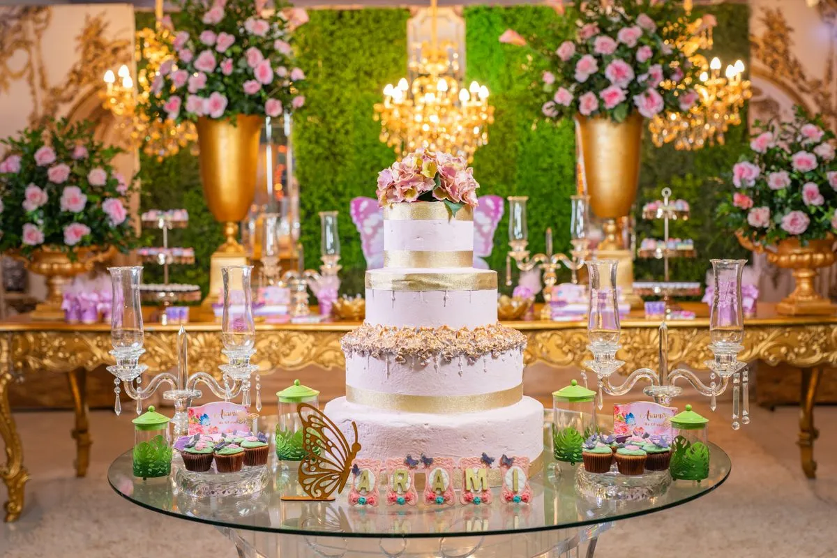 Mesa de dulces y torta decorada con flores para un quince años