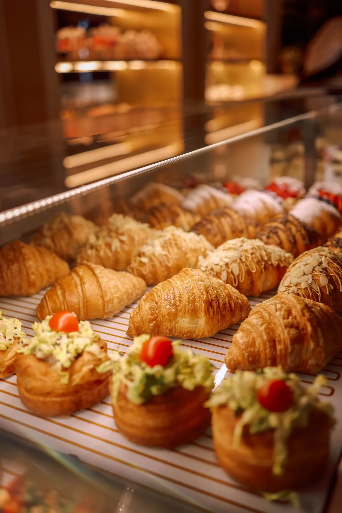 Medialunas y facturas en la vitrina del mostrador