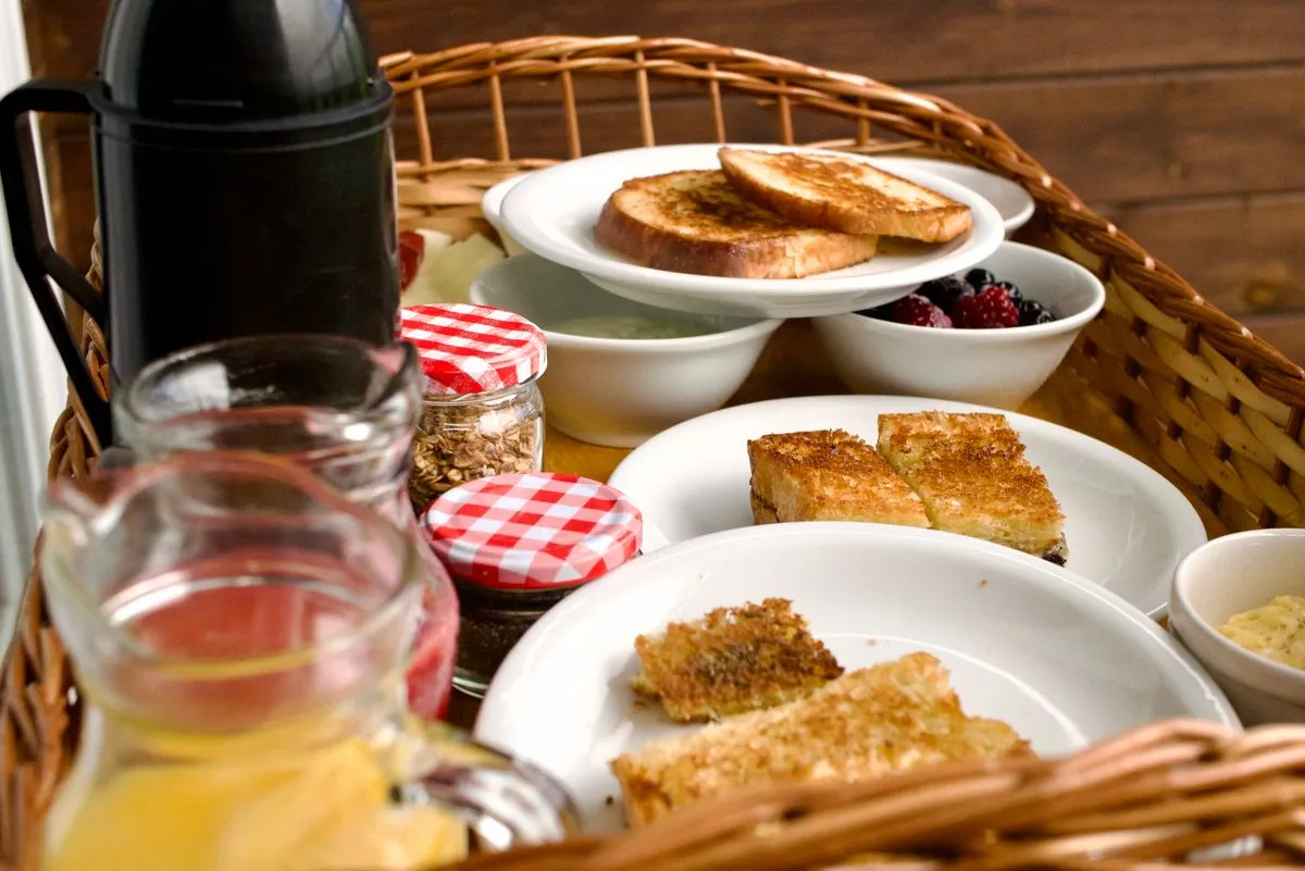 Canasta de desayuno con jugo, tostadas y dulces