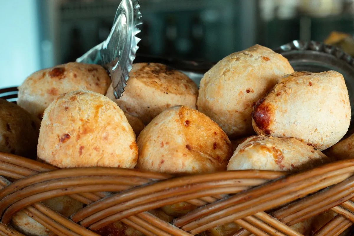 Panes de queso recién horneados en una canasta