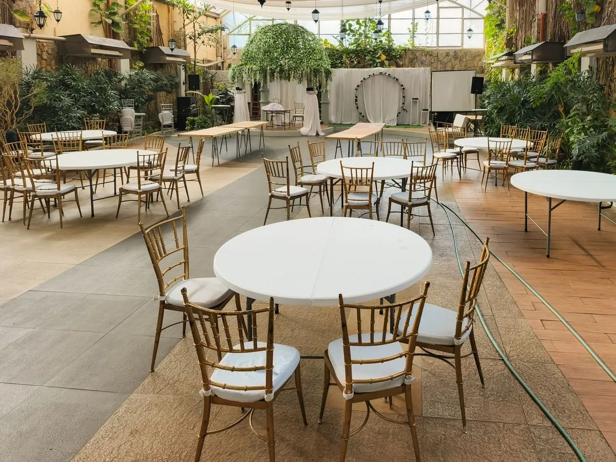 Salón amplio con mesas redondas y sillas listas para un evento