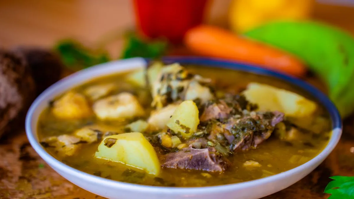 Plato casero de guiso de carne con papas