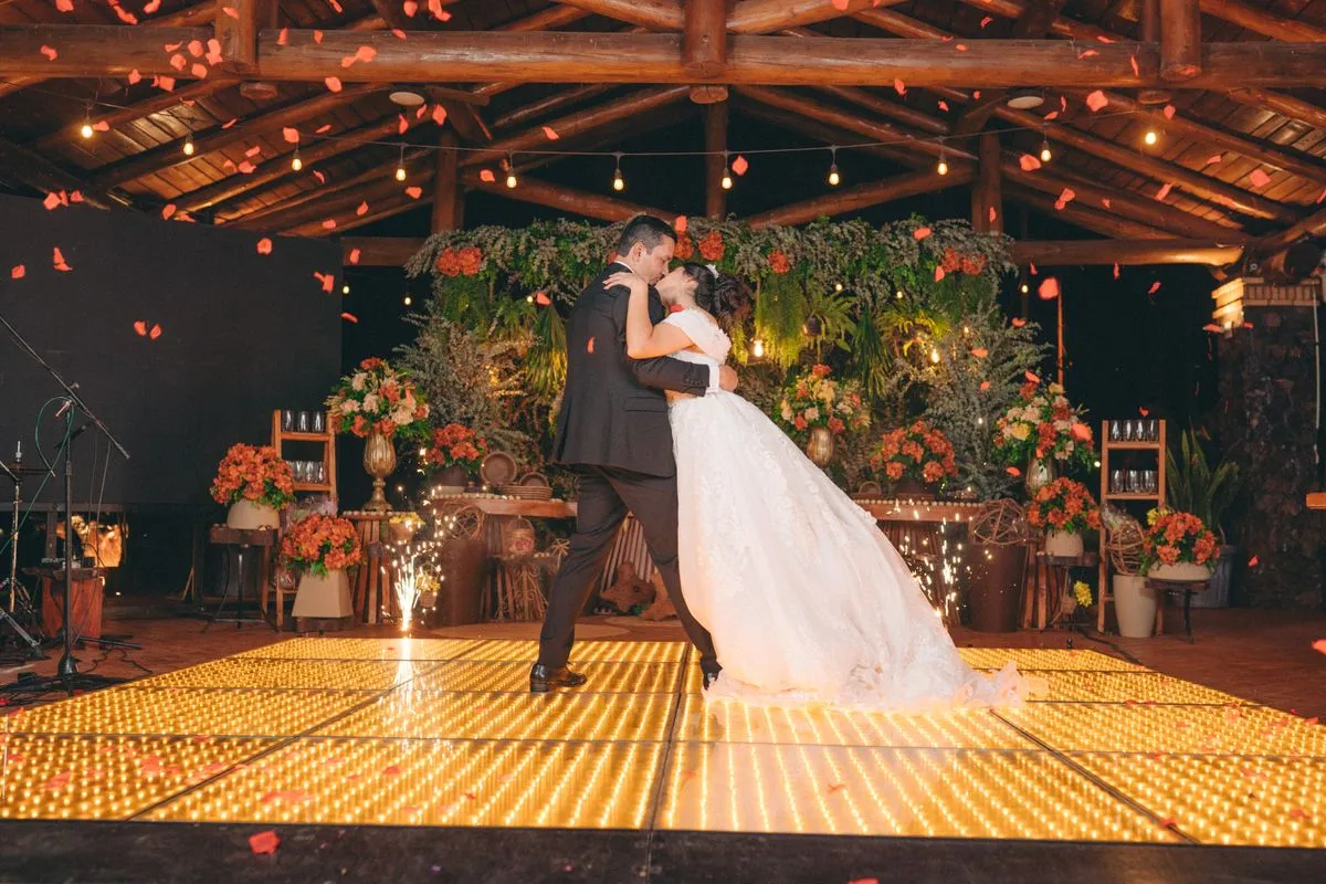 Pareja bailando sobre una pista iluminada