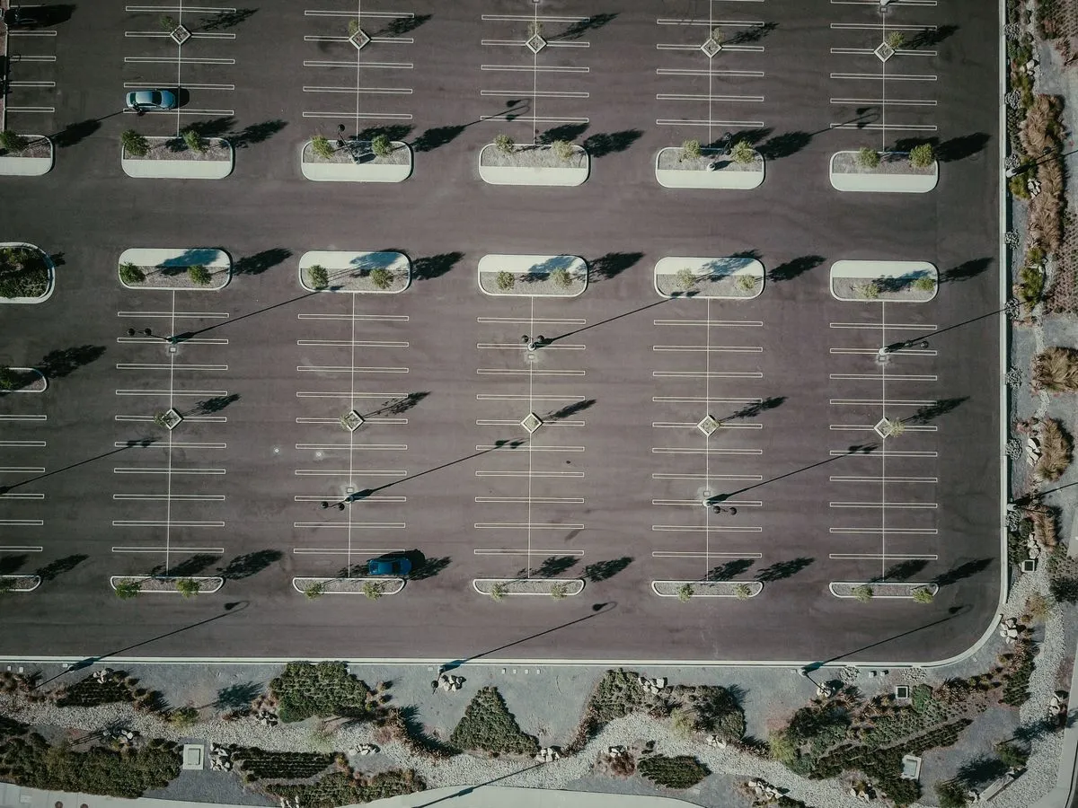 Vista aérea de un estacionamiento amplio y ordenado