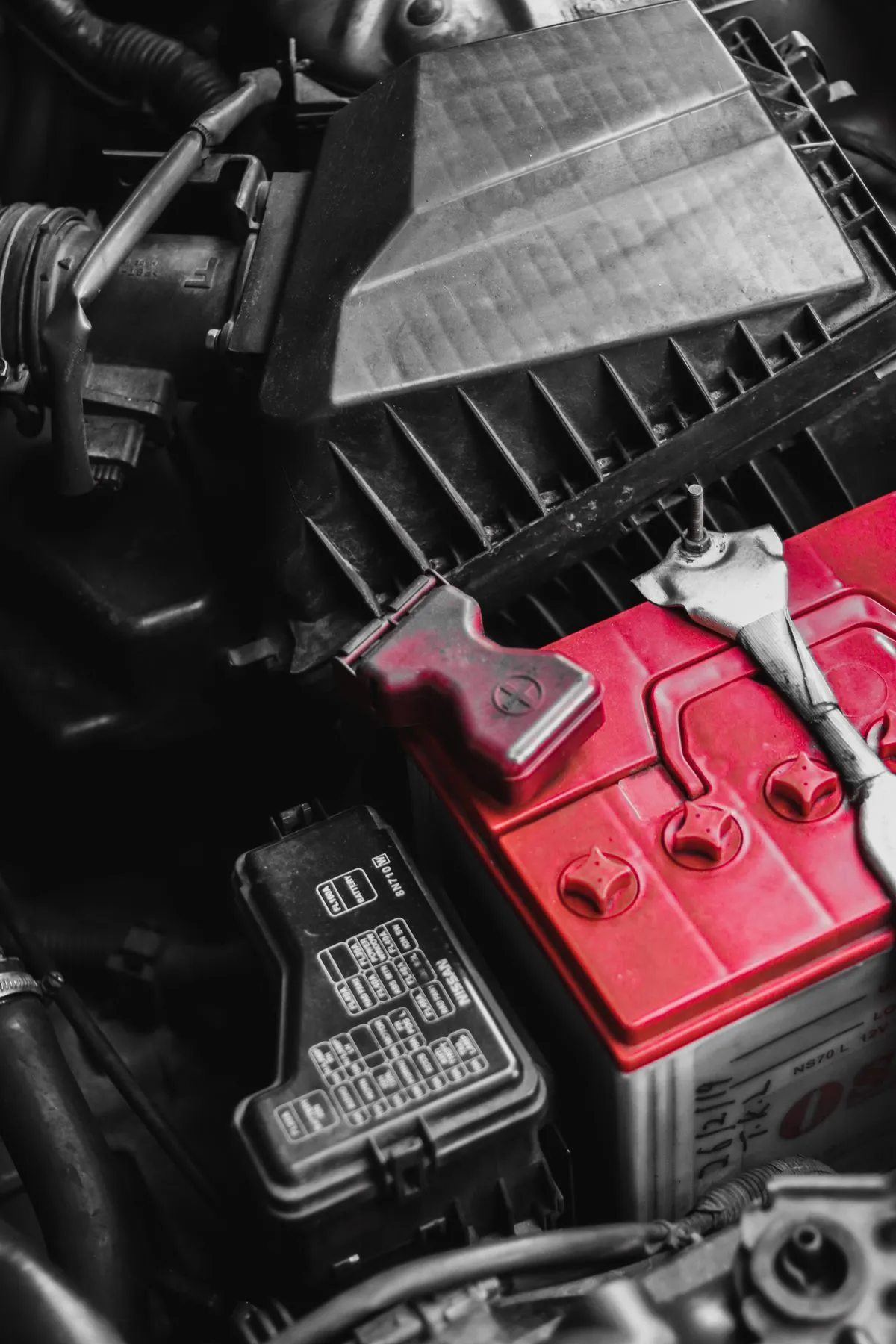 Batería y componentes eléctricos en el compartimento del motor