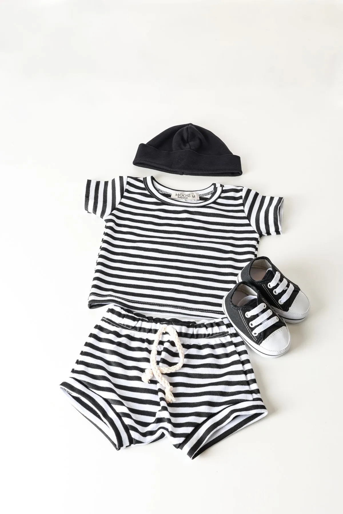 Conjunto rayado para bebé con gorrito y zapatitos