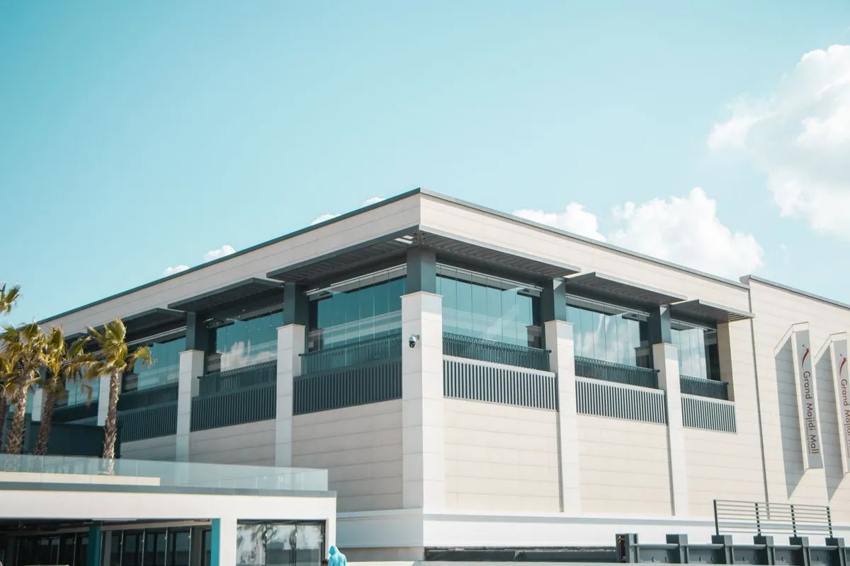 Edificio comercial con frente vidriado